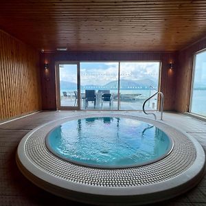 Holly Tree Hotel, Swimming Pool & Hot Tub
